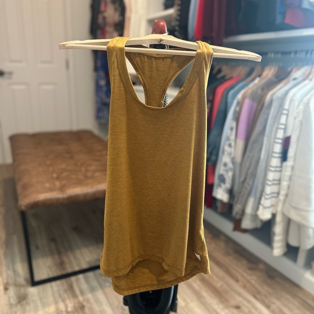 Vuori lux performance tank. Color: Dark Golden Heather
Size: S